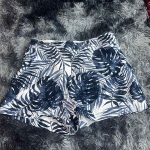 SPANX® On the Go Print Shorts
TROPICAL PALM Size med . Retail $92